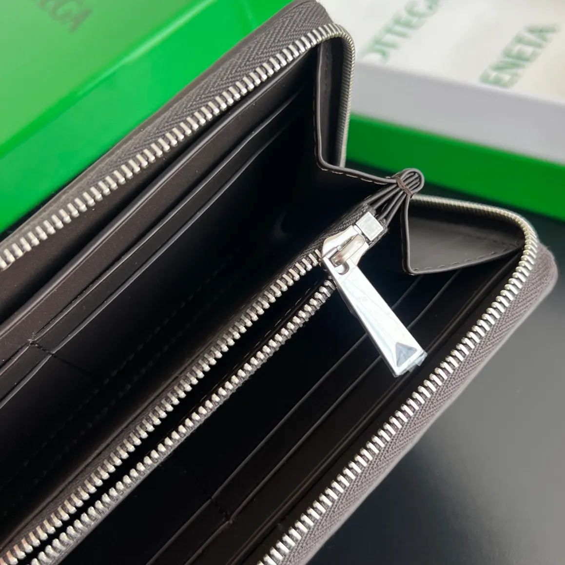 #Bv New Fine Woven Wallet 814680 The beloved small braid is back🎈Made of cowhide braid, soft, comfortable and textured. The detailed internal partition design and high-quality lining material ensure the durability and orderliness of the wallet. It can store cash/cards and other small items. It is very practical. It is enough to take it with you when you go out. This wallet is definitely your best choice. Size: 19x10x2 P1000
